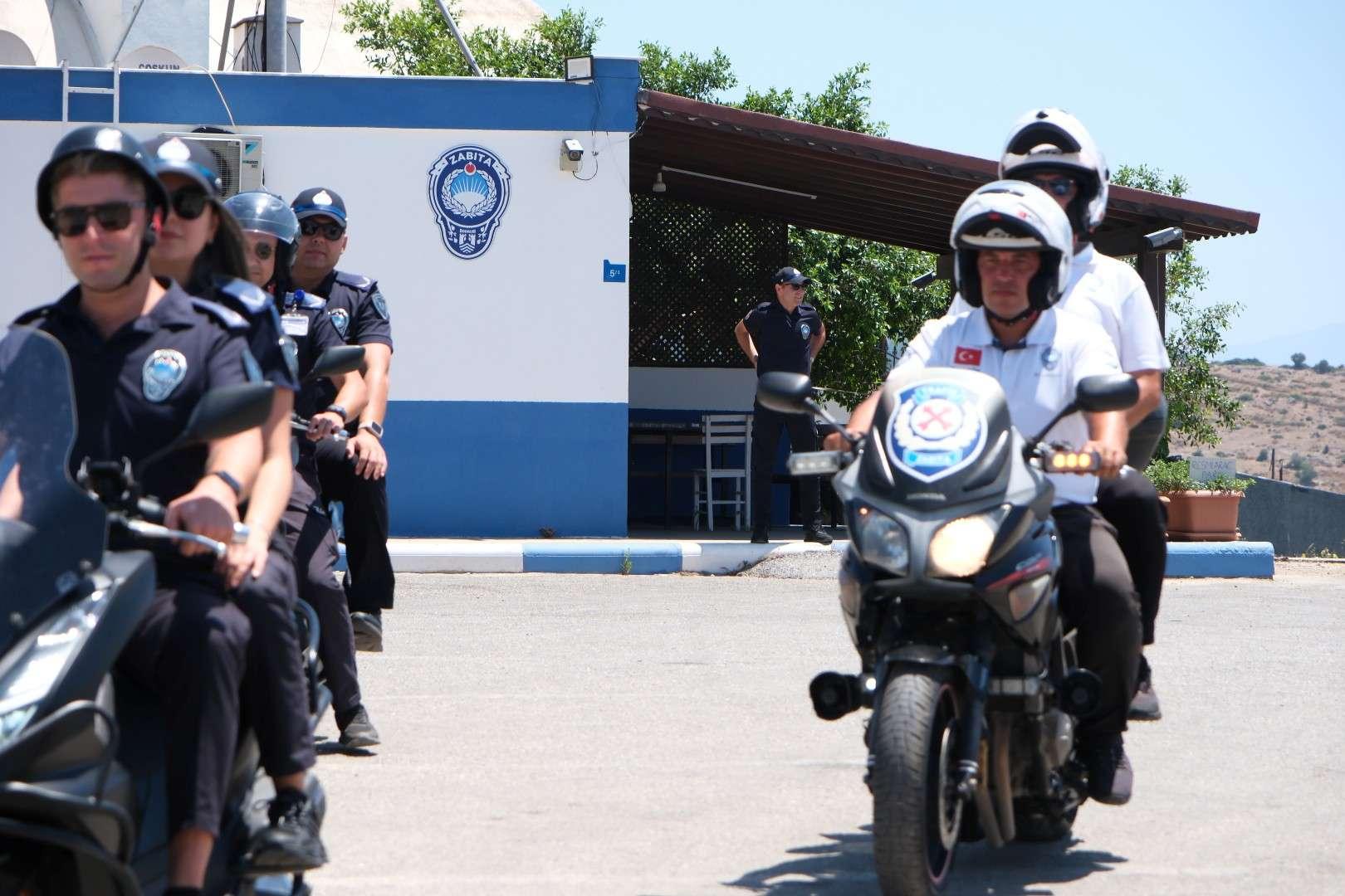 MUNICIPAL POLICE ENFORCE CLEAR STREETS POLICY İN TOURIST HOTSPOT