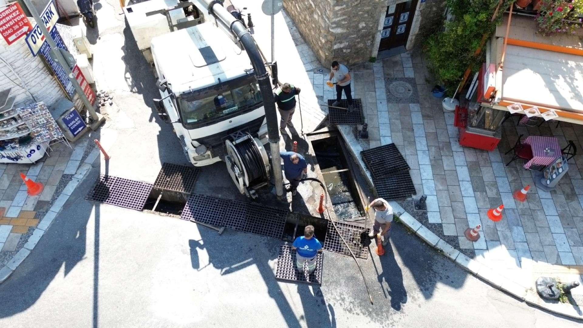 BODRUM’DA MAZGAL VE YAĞMUR SUYU HATTI TEMİZLİĞİ SÜRÜYOR