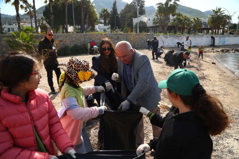 YILIN İLK DENİZ ÇÖPÜ İZLEME ETKİNLİĞİ DÜZENLENDİ