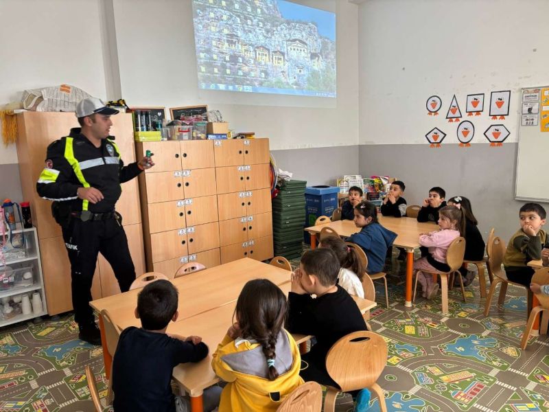 İLKOKUL ÖĞRENCİLERİNE TRAFİK BİLİNCİ EĞİTİMİ