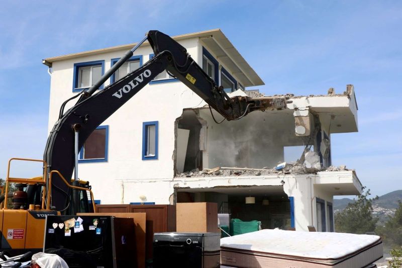 BODRUM’DA KAÇAK YAPIYA TAHLİYE VE YIKIM