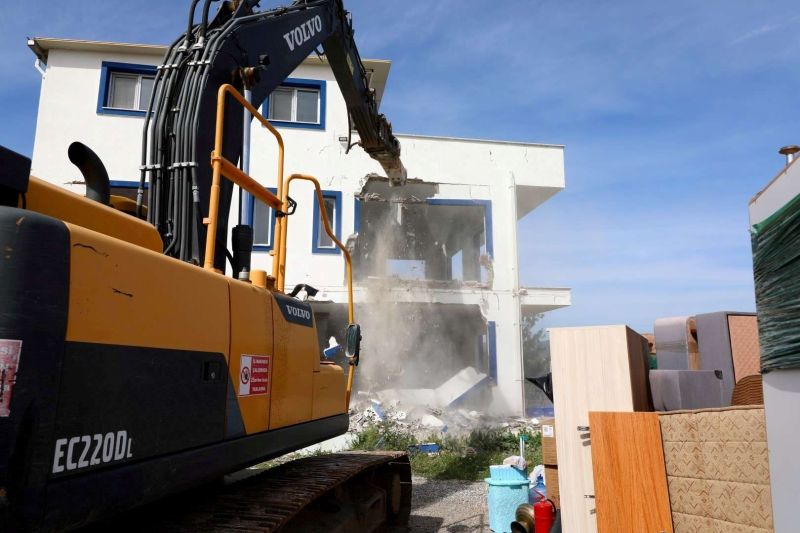 BODRUM’DA KAÇAK YAPIYA TAHLİYE VE YIKIM