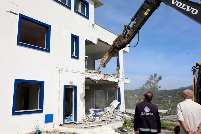 BODRUM’DA KAÇAK YAPIYA TAHLİYE VE YIKIM
