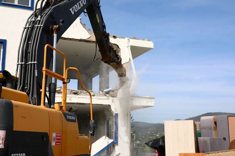 BODRUM’DA KAÇAK YAPIYA TAHLİYE VE YIKIM