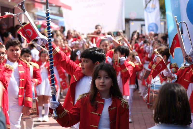 BİTEZ’İN YENİ FESTİVALİ RENKLİ GÖRÜNTÜLERLE GEÇTİ