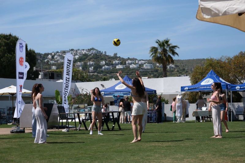 BİTEZ’İN YENİ FESTİVALİ RENKLİ GÖRÜNTÜLERLE GEÇTİ