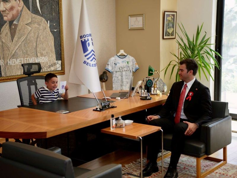 BAŞKAN MANDALİNCİ’NİN MAKAM KOLTUĞU ÇOCUKLARA EMANET