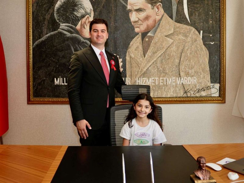 BAŞKAN MANDALİNCİ’NİN MAKAM KOLTUĞU ÇOCUKLARA EMANET