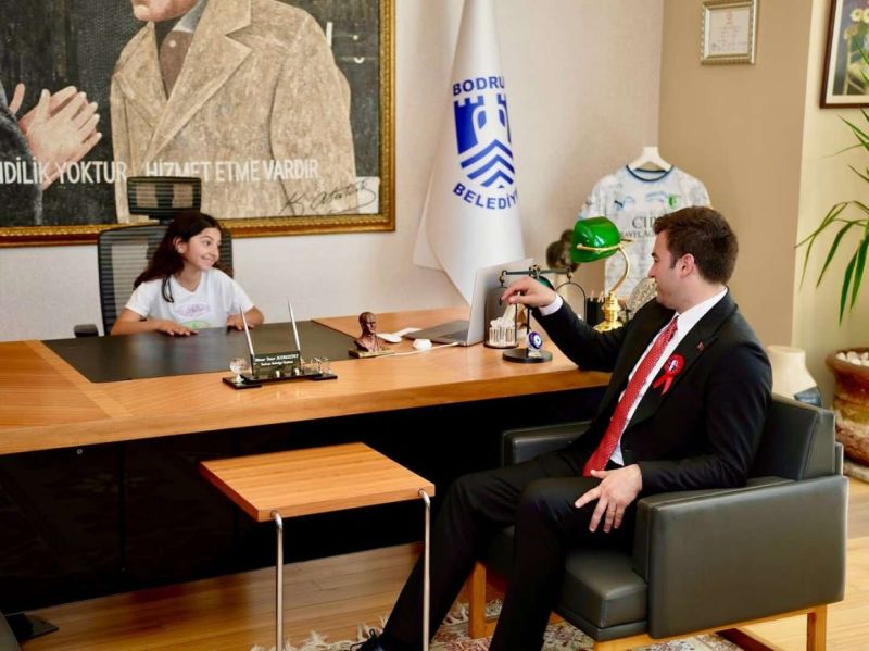 BAŞKAN MANDALİNCİ’NİN MAKAM KOLTUĞU ÇOCUKLARA EMANET