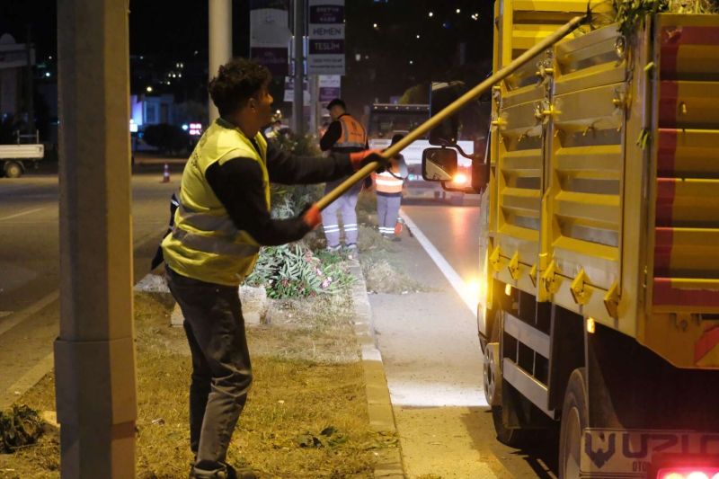BELEDİYE EKİPLERİNDEN GECE MESAİSİ