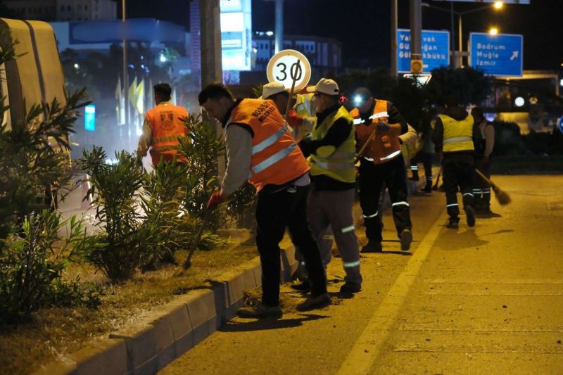 BELEDİYE EKİPLERİNDEN GECE MESAİSİ