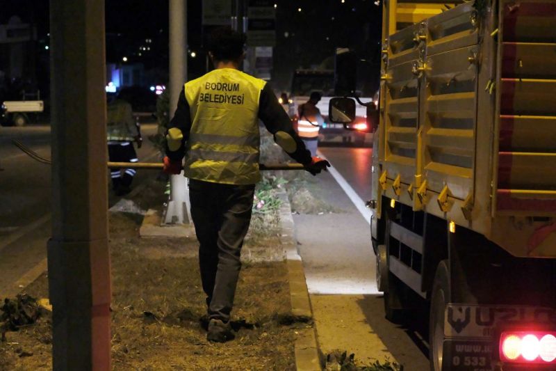 BELEDİYE EKİPLERİNDEN GECE MESAİSİ