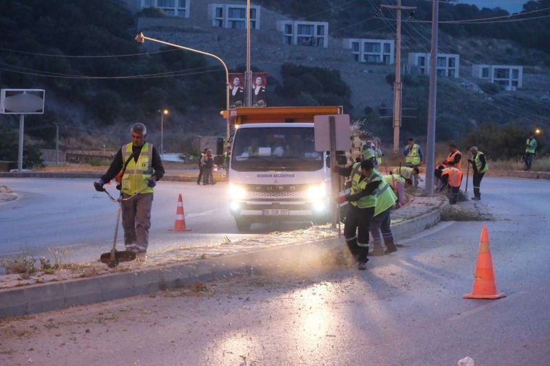 BELEDİYE EKİPLERİNDEN GECE MESAİSİ