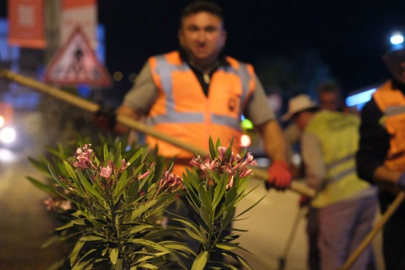 BELEDİYE EKİPLERİNDEN GECE MESAİSİ