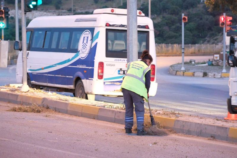 BELEDİYE EKİPLERİNDEN GECE MESAİSİ