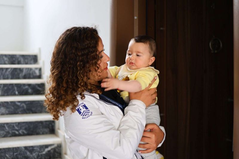 BELEDİYEDEN YENİ DOĞAN BEBEKLERE SICAK KARŞILAMA