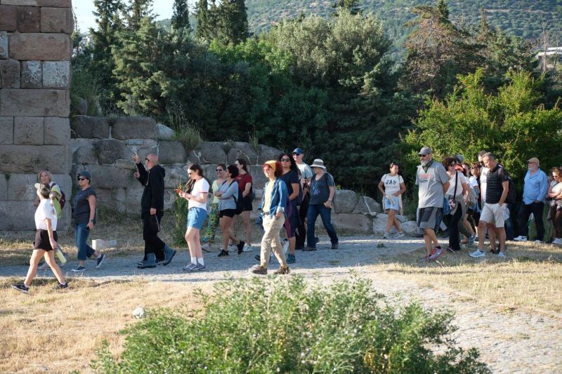 WALKING THE WALLS OF HALIKARNASSOS: BODRUM’S LIVING HISTORY DRAWS LOCAL APPLAUSE