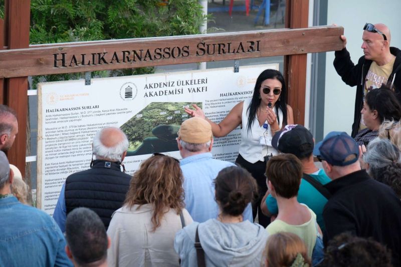 WALKING THE WALLS OF HALIKARNASSOS: BODRUM’S LIVING HISTORY DRAWS LOCAL APPLAUSE
