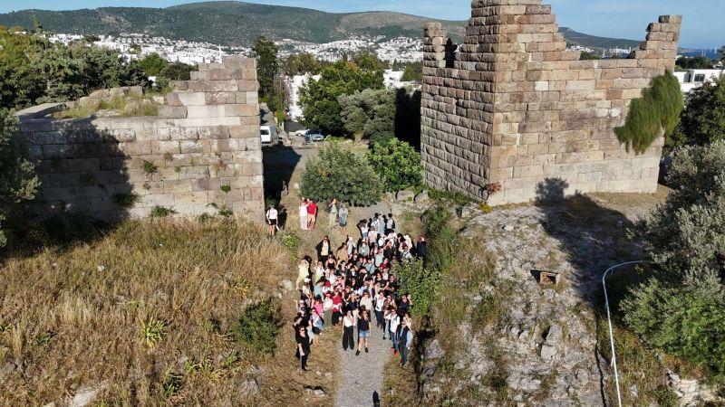 WALKING THE WALLS OF HALIKARNASSOS: BODRUM’S LIVING HISTORY DRAWS LOCAL APPLAUSE