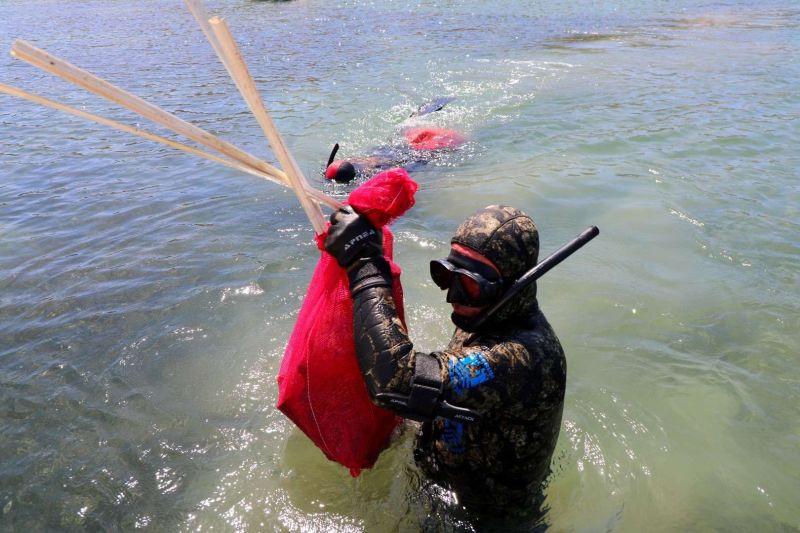 BODRUM’UN ENGİN MAVİLİĞİNDE TEMİZLİK SÜRÜYOR