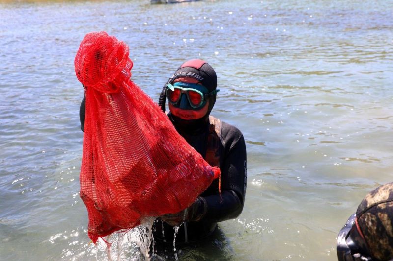 BODRUM’UN ENGİN MAVİLİĞİNDE TEMİZLİK SÜRÜYOR