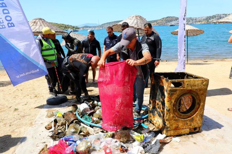 BODRUM’UN ENGİN MAVİLİĞİNDE TEMİZLİK SÜRÜYOR
