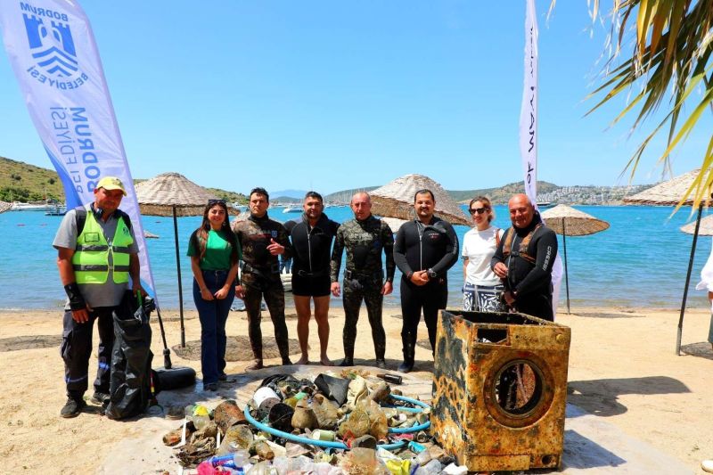 BODRUM’UN ENGİN MAVİLİĞİNDE TEMİZLİK SÜRÜYOR