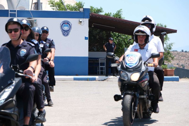 MUNICIPAL POLICE ENFORCE CLEAR STREETS POLICY İN TOURIST HOTSPOT