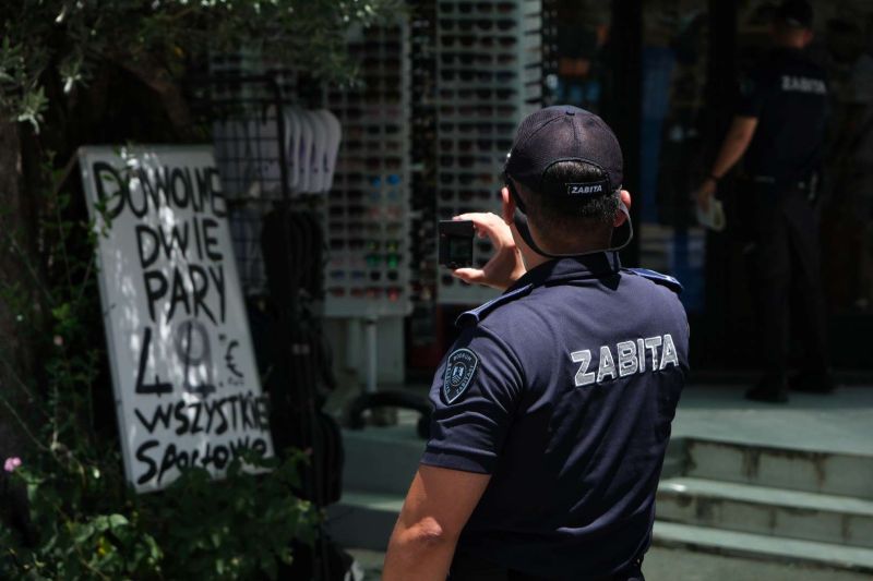 MUNICIPAL POLICE ENFORCE CLEAR STREETS POLICY İN TOURIST HOTSPOT