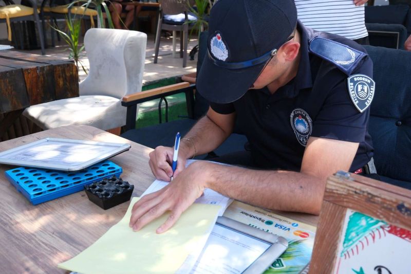 MUNICIPAL POLICE ENFORCE CLEAR STREETS POLICY İN TOURIST HOTSPOT