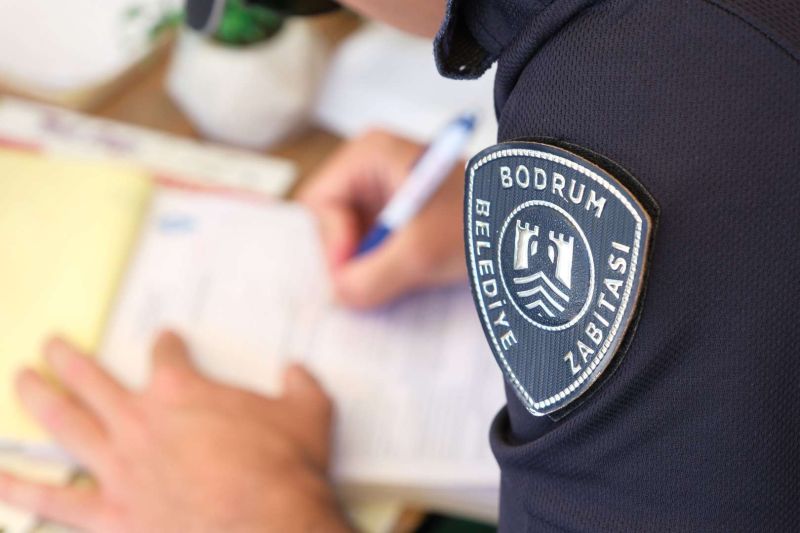 MUNICIPAL POLICE ENFORCE CLEAR STREETS POLICY İN TOURIST HOTSPOT