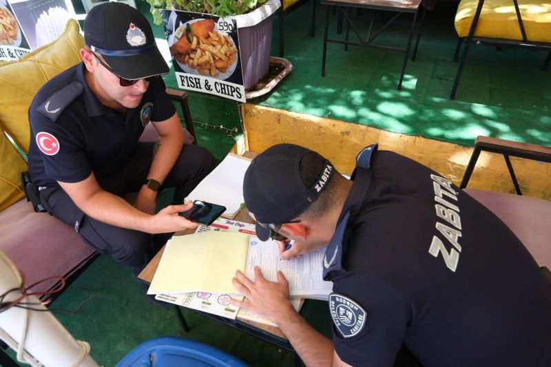MUNICIPAL POLICE ENFORCE CLEAR STREETS POLICY İN TOURIST HOTSPOT
