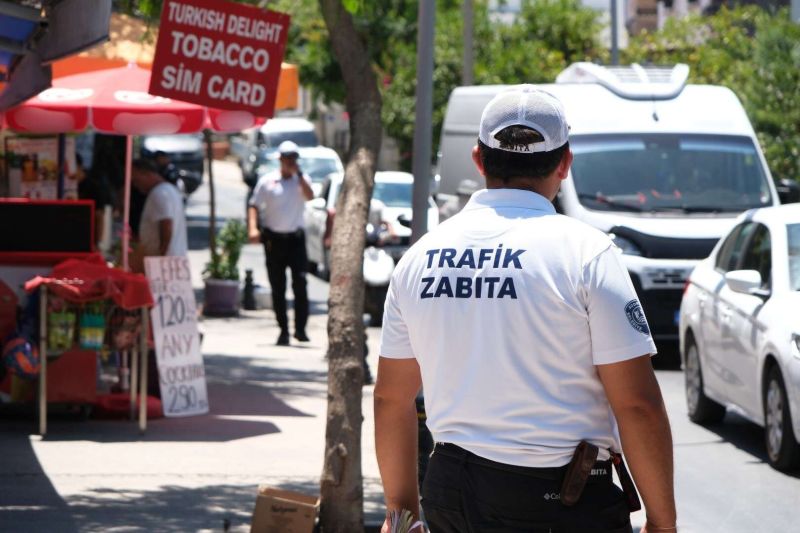 MUNICIPAL POLICE ENFORCE CLEAR STREETS POLICY İN TOURIST HOTSPOT