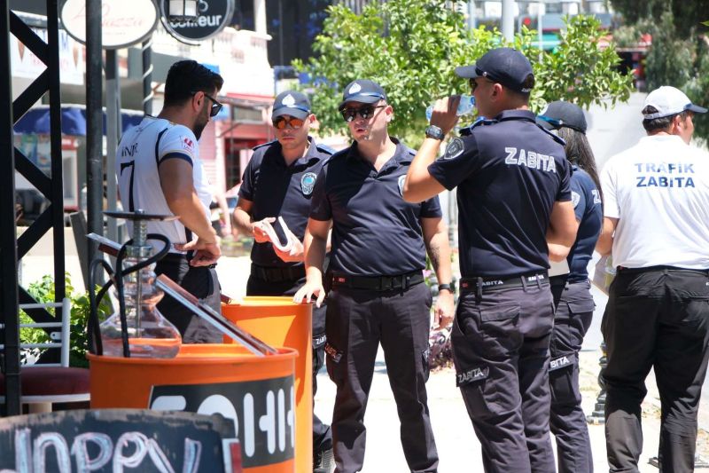 MUNICIPAL POLICE ENFORCE CLEAR STREETS POLICY İN TOURIST HOTSPOT