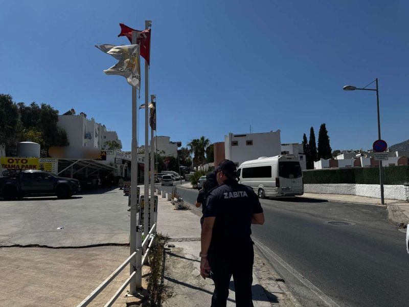 MUNICIPAL POLICE ENFORCE CLEAR STREETS POLICY İN TOURIST HOTSPOT