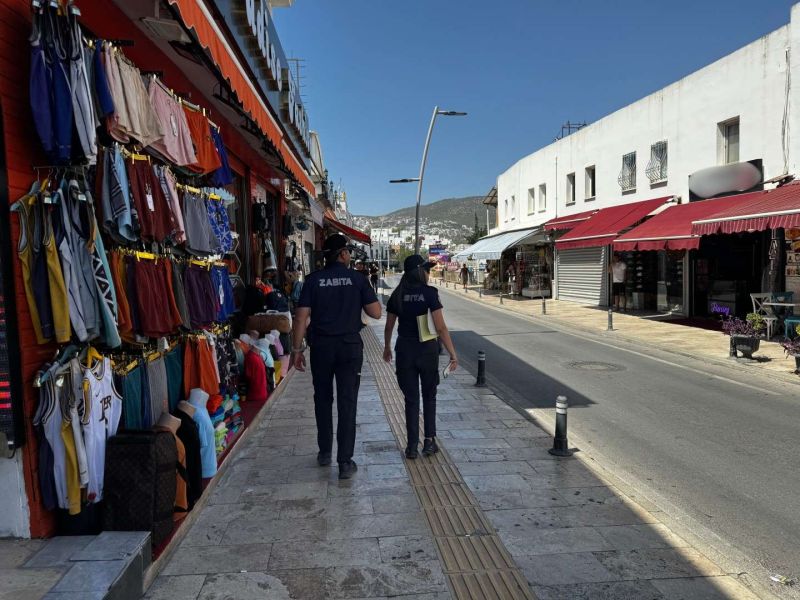 MUNICIPAL POLICE ENFORCE CLEAR STREETS POLICY İN TOURIST HOTSPOT