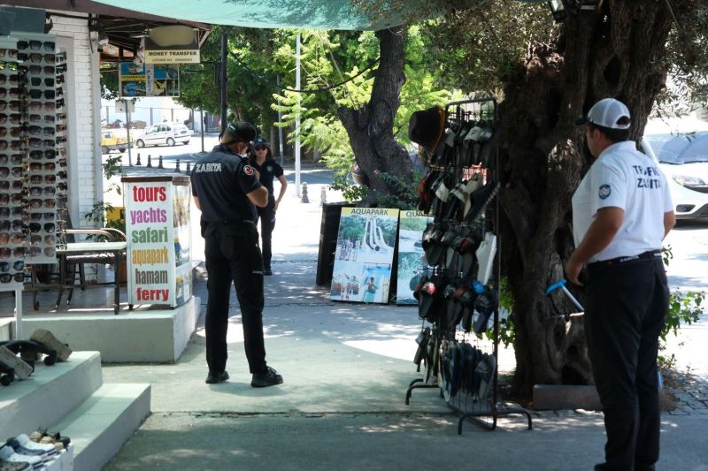 MUNICIPAL POLICE ENFORCE CLEAR STREETS POLICY İN TOURIST HOTSPOT
