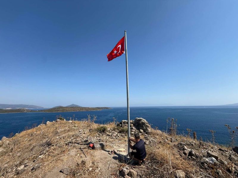 BELEDİYEDEN BAYRAK YENİLEME ÇALIŞMALARI