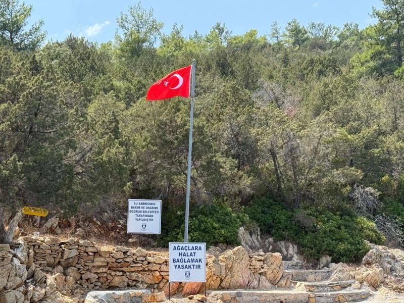 BELEDİYEDEN BAYRAK YENİLEME ÇALIŞMALARI