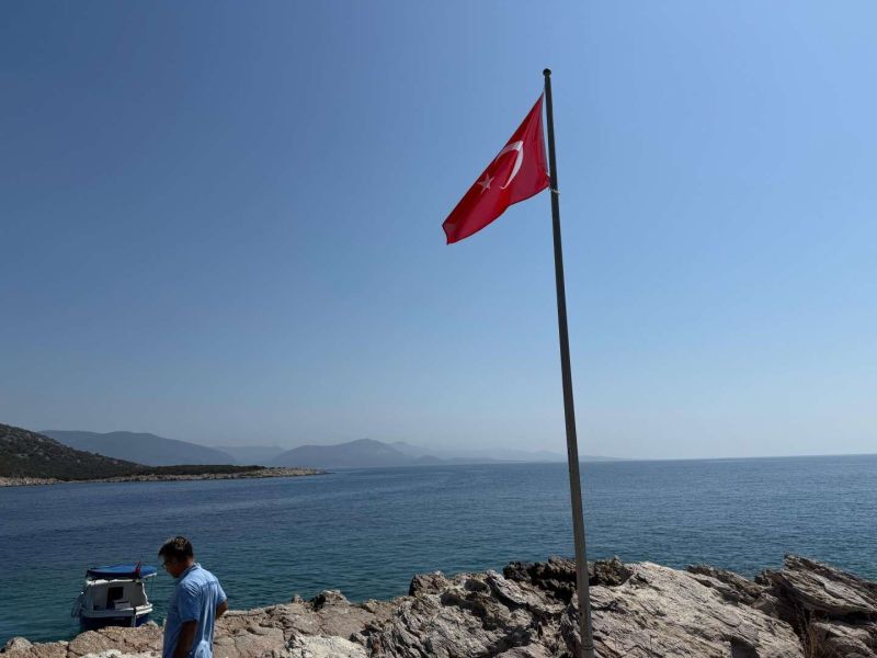 BELEDİYEDEN BAYRAK YENİLEME ÇALIŞMALARI