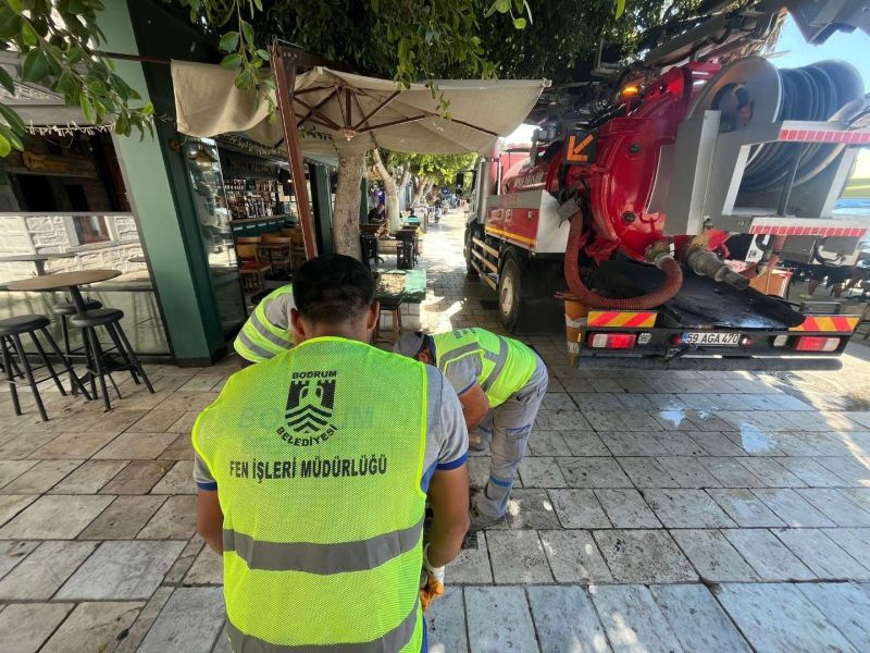 MUNICIPAL TEAMS STEP UP CLEANING OPERATIONS IN STREAMS