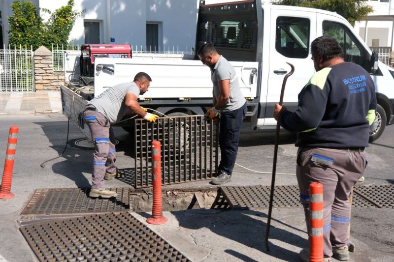BODRUM’DA MAZGAL VE YAĞMUR SUYU HATTI TEMİZLİĞİ SÜRÜYOR