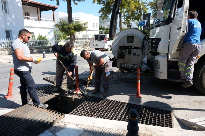 BODRUM’DA MAZGAL VE YAĞMUR SUYU HATTI TEMİZLİĞİ SÜRÜYOR