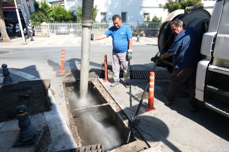 BODRUM’DA MAZGAL VE YAĞMUR SUYU HATTI TEMİZLİĞİ SÜRÜYOR