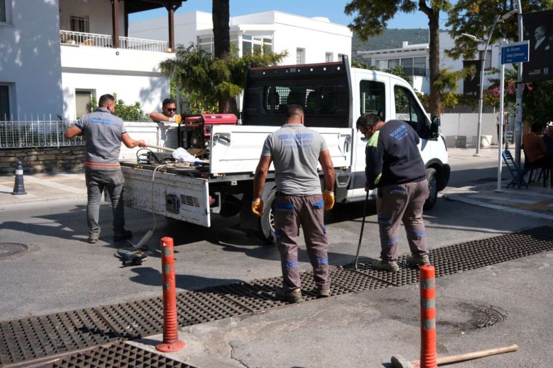 BODRUM’DA MAZGAL VE YAĞMUR SUYU HATTI TEMİZLİĞİ SÜRÜYOR