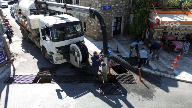 BODRUM’DA MAZGAL VE YAĞMUR SUYU HATTI TEMİZLİĞİ SÜRÜYOR