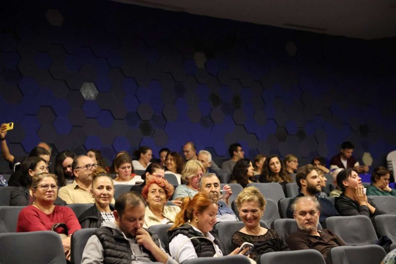 BODRUM BELEDİYESİ ŞEHİR TİYATROSU YENİ OYUNUYLA BEĞENİ TOPLADI