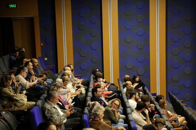 BODRUM BELEDİYESİ ŞEHİR TİYATROSU YENİ OYUNUYLA BEĞENİ TOPLADI