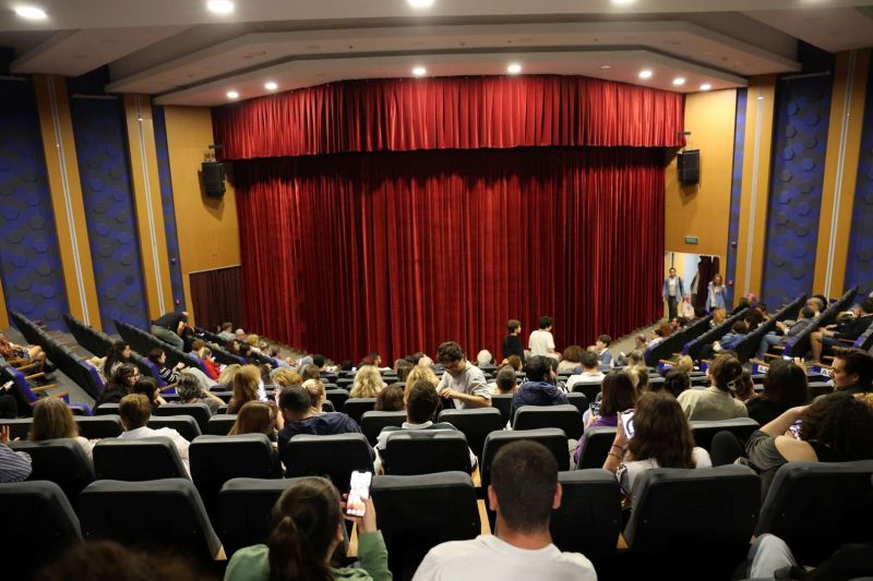 BODRUM BELEDİYESİ ŞEHİR TİYATROSU YENİ OYUNUYLA BEĞENİ TOPLADI