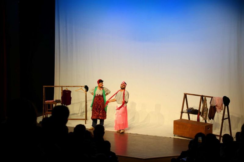 BODRUM BELEDİYESİ ŞEHİR TİYATROSU YENİ OYUNUYLA BEĞENİ TOPLADI